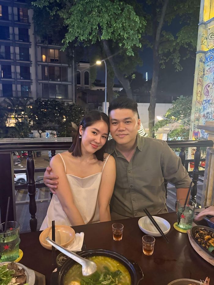 Diễn viên Lê Phương tình tứ bên chồng trẻ. 