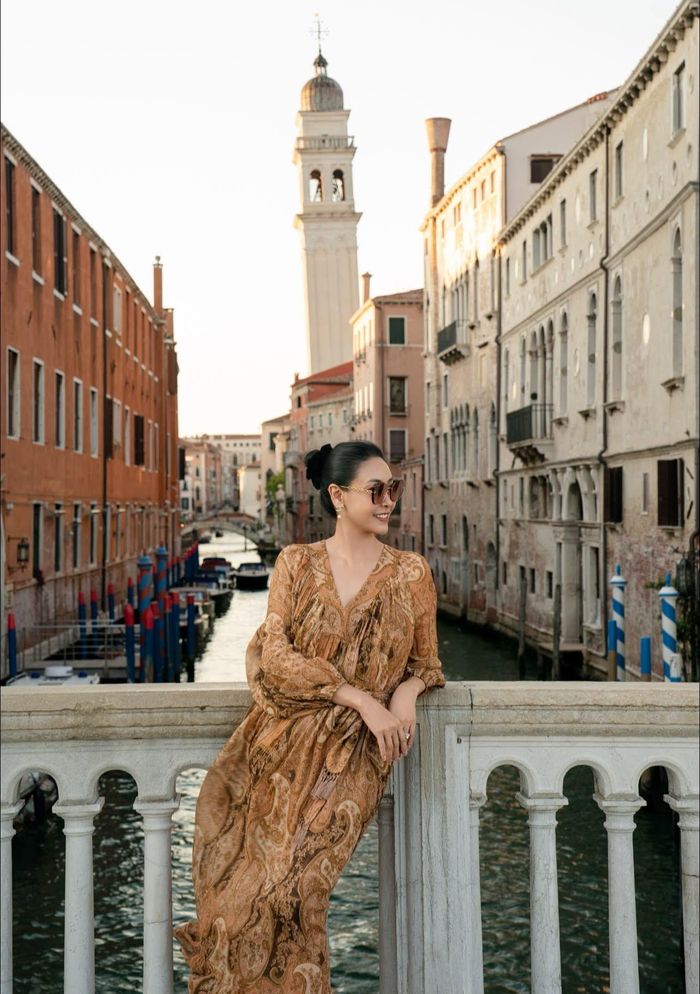 Hoa hậu Hà Kiều Anh đẹp quý phái ở Venice, Italia.