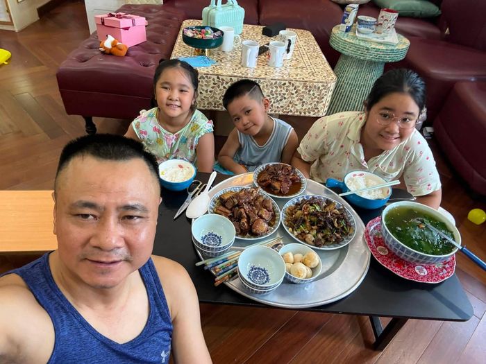 NSND, Đại tá Tự Long chia sẻ về khoảnh khắc bình yên trọn vẹn bên các con sau thời gian bận rộn với công việc.