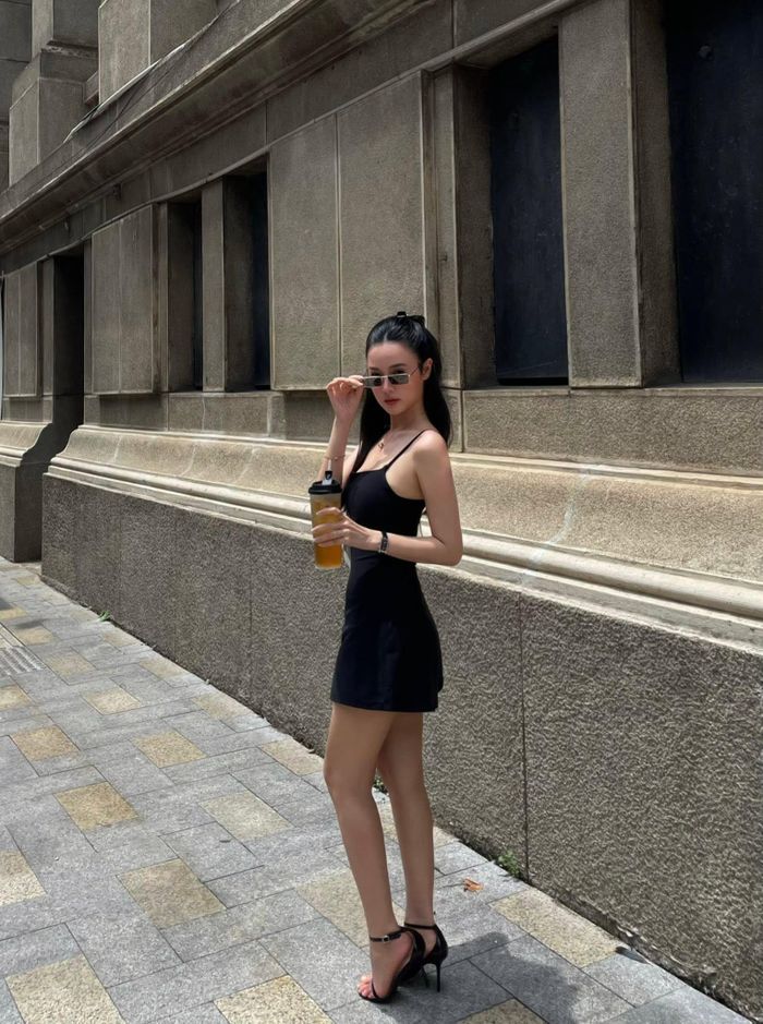 Midu khoe vòng eo nhỏ xíu trong chiếc váy ôm sát cơ thể.