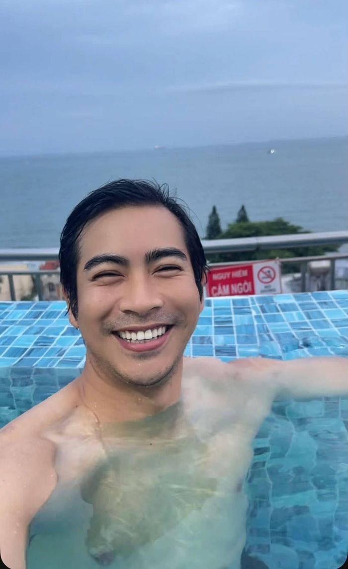 Diễn viên Thanh Bình tươi cười, chia sẻ kinh nghiệm đối diện khó khăn trong cuộc sống.