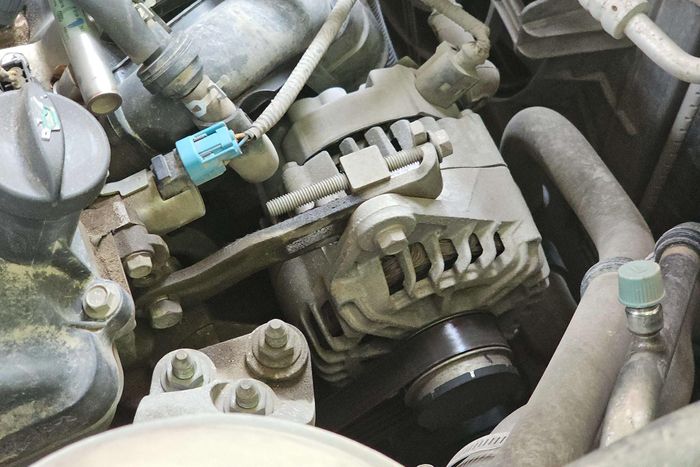 Máy phát điện gặp trục trặc khiến điện không thể nạp vào ắc quy đúng cách. Ảnh: Ngô Minh