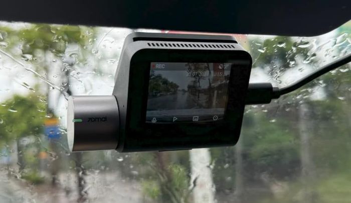 Camera hành trình có thể âm thầm "ăn" điện của bình ắc quy ngay cả khi xe đỗ. Ảnh: Phong Nguyễn