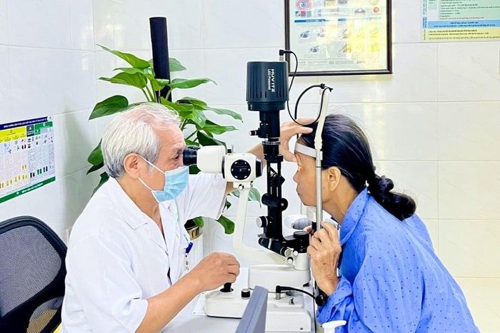 BSCKII Trần Mạnh Đô – Chuyên gia cao cấp của Bệnh viện Mắt Hải Phòng trực tiếp thăm khám, hội chẩn và tiến hành phẫu thuật cho người bệnh