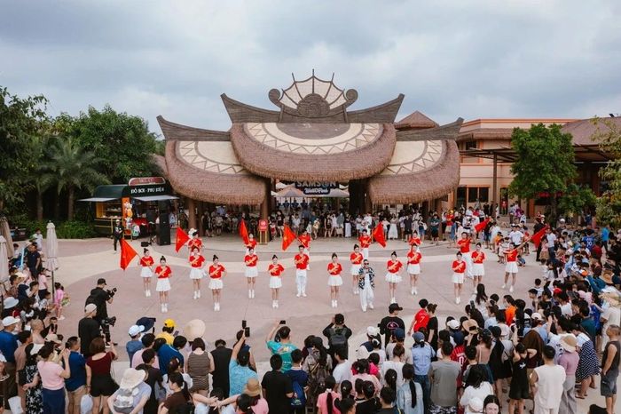 Lễ hội Tropical Carnival phục vụ du khách tại Sun World Sầm Sơn. Ảnh: PSS