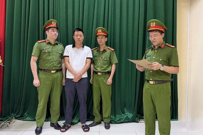 Cơ quan CSĐT Công an tỉnh Phú Thọ tống đạt Quyết định khởi tố bị can Nguyễn Văn Chung. Ảnh: CAPT