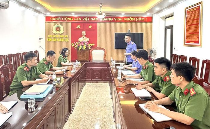 Trực tiếp kiểm sát việc tiếp nhận, giải quyết nguồn tin về tội phạm tại Công an xã Hậu Lộc.