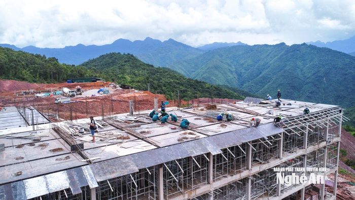 Màu xanh áo lính trên công trường, hòa cùng màu xanh của núi rừng Tây Nghệ, mang lại niềm tin và động lực cho công trường. Ảnh: Thành Cường