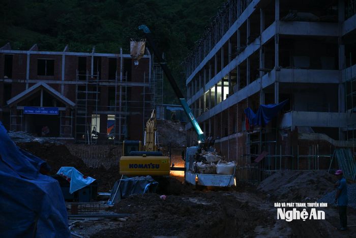 Tùy vào yêu cầu kỹ thuật, ca đêm có thể kéo dài từ 21h đến 2h sáng ngày hôm sau. Ảnh: Thành Cường
