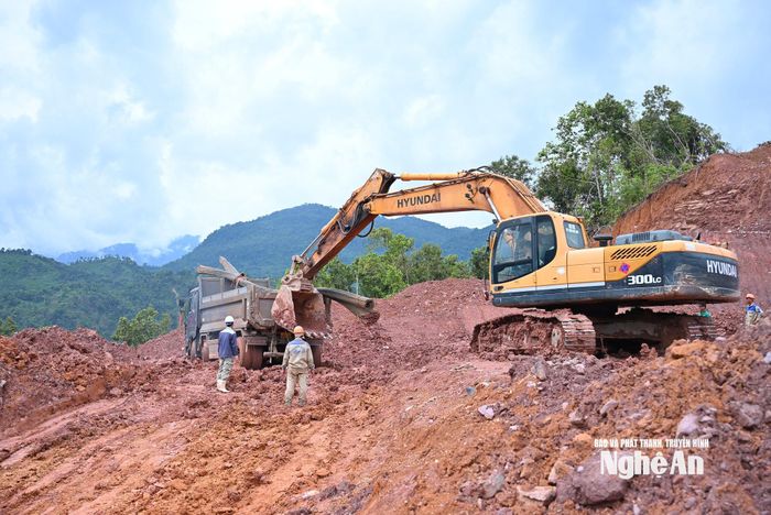 Do thời tiết thất thường mưa nhiều, nắng ít, đất bùn nhão, cùng với độ dốc lớn khiến công tác vận chuyển vật liệu gặp nhiều khó khăn. Các phương án cơ giới hóa gần như không thực hiện được. Ảnh: Thành Cường