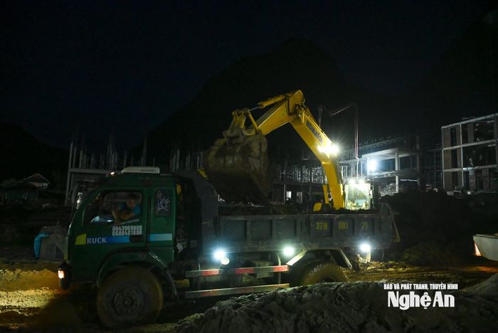 Bất kể ngày hay đêm, máy móc, phương tiện và công nhân luôn có mặt trên công trường. Ảnh: Thành Cường