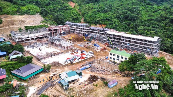 Công trình Trường Phổ thông nội trú liên cấp tiểu học và trung học cơ sở Bắc Lý cũng đang được thi công gấp rút. Ảnh: Thành Cường
