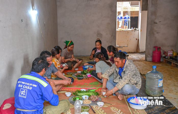 Để kịp tiến độ, công nhân được bố trí ăn, nghỉ tại công trường. Các tổ thi công làm việc xen kẽ, cuốn chiếu, làm đến đâu bàn giao cho tổ tiếp theo hoàn thiện tới đó. Ảnh: Thành Cường