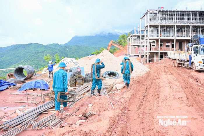 Từ ngày 7/8, 75 cán bộ, chiến sĩ các đơn vị Quân sự trên địa bàn tỉnh đã được tăng cường, tham gia hỗ trợ đơn vị thi công vận chuyển vật liệu và các công việc kỹ thuật khác. Ảnh: Thành Cường
