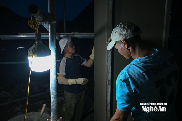 Trung bình, mỗi đêm có hơn 100 công nhân trên công trường, tham gia vào các công việc cụ thể như: vận chuyển vật liệu, tô trát, lát gạch, thi công hệ thống cấp nước,... Ảnh: Thành Cường
