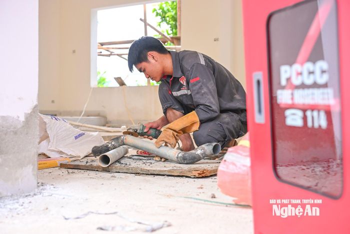 Lắp đặt hệ thống phòng cháy cho tòa nhà. Ảnh: Thành Cường