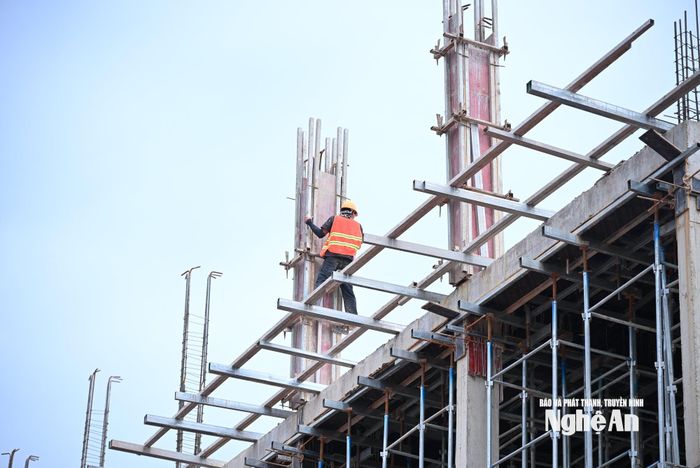 Do khởi công muộn gần 3 tháng vì điều chỉnh thiết kế cơ sở tránh sạt lở (phải cắt dốc cao 40m), hiện công trình Trường Phổ thông nội trú liên cấp tiểu học và trung học cơ sở Nhôn Mai đang đổ dầm sàn tầng 3 nhà học và làm móng nhà nội trú. Cùng với sự vào cuộc tích cực của lực lượng quân sự, công trình đang tăng tốc để sớm bàn giao dịp năm học mới 2026 - 2027. Ảnh: Thành Cường