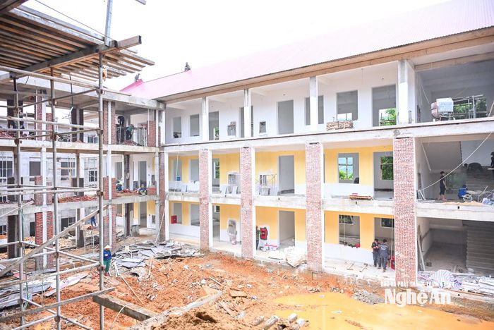 Trên công trường Trường Phổ thông nội trú liên cấp tiểu học và trung học cơ sở Quế Phong luôn thường trực hơn 400 công nhân, chia ca, kíp, làm ngày làm đêm để đảm bảo tiến độ. Ảnh: Thành Cường