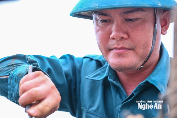 Các cán bộ, sĩ quan, quân nhân chuyên nghiệp và dân quân tự vệ tham gia trên công trường thi công Trường Phổ thông nội trú liên cấp tiểu học và trung học cơ sở. Ảnh: Thành Cường