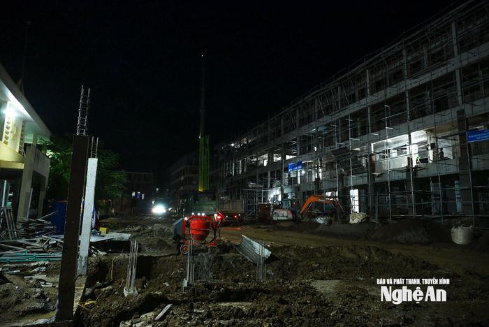 Trên các công trường Trường Phổ thông nội trú liên cấp tiểu học và trung học cơ sở khu vực biên giới Nghệ An giai đoạn 1, bất kể ngày hay đêm, các đơn vị thi công đang tranh thủ từng giờ, chạy đua với thời gian và điều kiện thời tiết, nỗ lực đưa công trình kịp tiến độ đề ra. Ảnh: Thành Cường