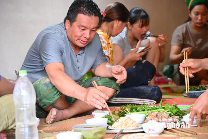 Bữa ăn của công nhân được đơn vị nhà thầu thi công hỗ trợ, đảm bảo đầy đủ dinh dưỡng, sức khỏe để bám sát công trình. Ảnh: Thành Cường
