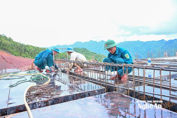 Lực lượng vũ trang tham gia làm việc trên công trường. Ảnh: Thành Cường
