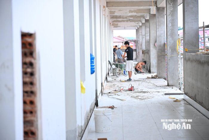 Do thời tiết bất thường, sáng nắng, chiều mưa của vùng Tri Lễ, các đơn vị thi công linh hoạt điều chỉnh phương án thi công phù hợp với điều kiện thời tiết. Ảnh: Thành Cường