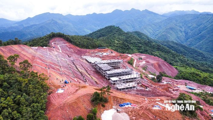 Là một trong những công trình thi công gặp nhiều khó khăn nhất của Nghệ An địa chất, Trường Phổ thông nội trú liên cấp tiểu học và trung học cơ sở Nhôn Mai cũng đang dần bước vào giai đoạn nước rút. Ảnh: Thành Cường