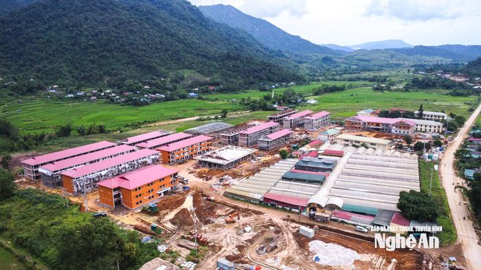 Trường Phổ thông nội trú liên cấp tiểu học và trung học cơ sở Tri Lễ đang dần được hoàn thiện. Các dãy nhà hiệu bộ và phòng học đang gấp rút về đích những công đoạn cuối cùng để kịp đón học sinh vào năm học mới. Ảnh: Thành Cường