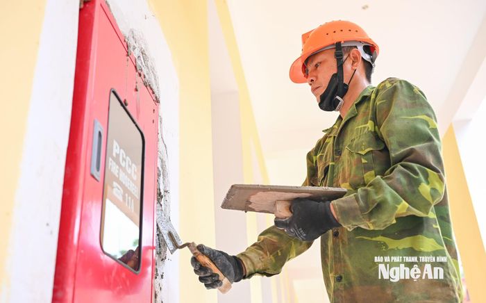 Anh Lữ Hồng Quang - công nhân tham gia xây dựng công trình từ những ngày đầu cho biết, mặc dù nhà ở gần nhưng gần như anh và những công nhân khác đều ăn nghỉ tại công trường để làm việc cho kịp tiến độ. Ảnh: Thành Cường