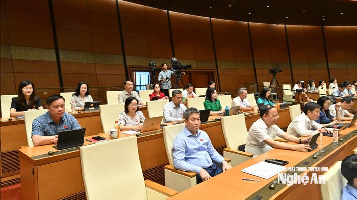 Đoàn ĐBQH tỉnh Nghệ An dự kỳ họp. Ảnh: Viết Chung