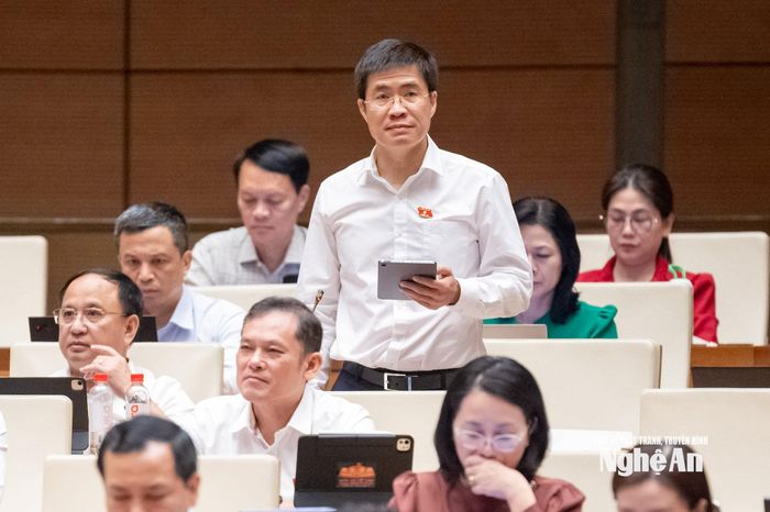 Đại biểu Hoàng Minh Hiếu (Đoàn ĐBQH tỉnh Nghệ An) góp ý vào dự thảo Luật sửa đổi, bổ sung một số điều của Luật Xuất bản. Ảnh: Viết Chung