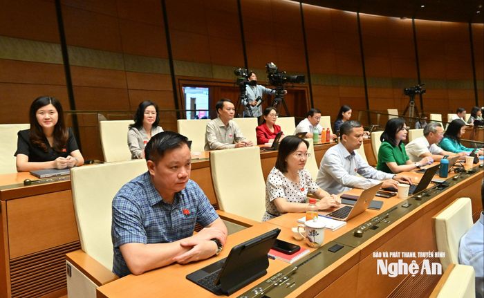 Đoàn ĐBQH tỉnh Nghệ An dự kỳ họp. Ảnh: Viết Chung