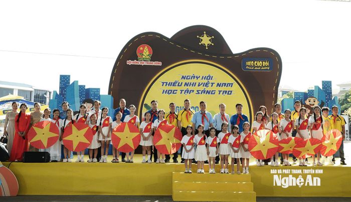Các đại biểu và thiếu nhi chụp ảnh lưu niệm tại ngày hội. Ảnh: Hồng Linh