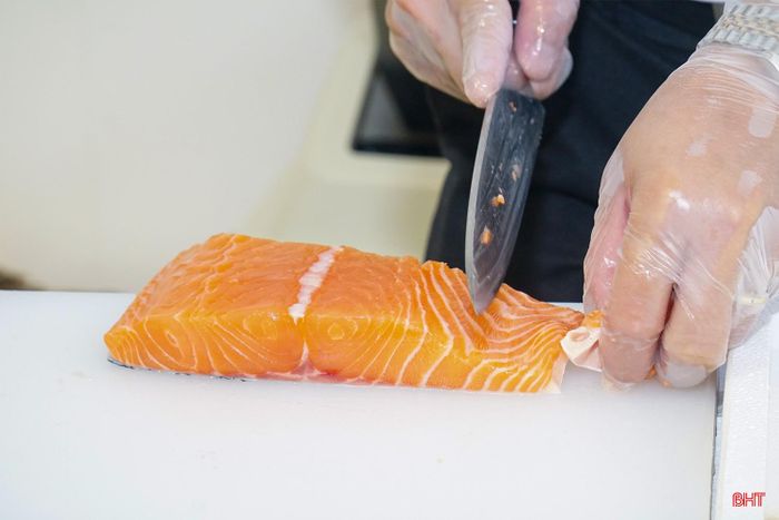 Khách hàng theo dõi trực tiếp quá trình chế biến món ăn tại Aki Sushi - một cách để doanh nghiệp nâng cao tính minh bạch và tạo dựng niềm tin về chất lượng sản phẩm.