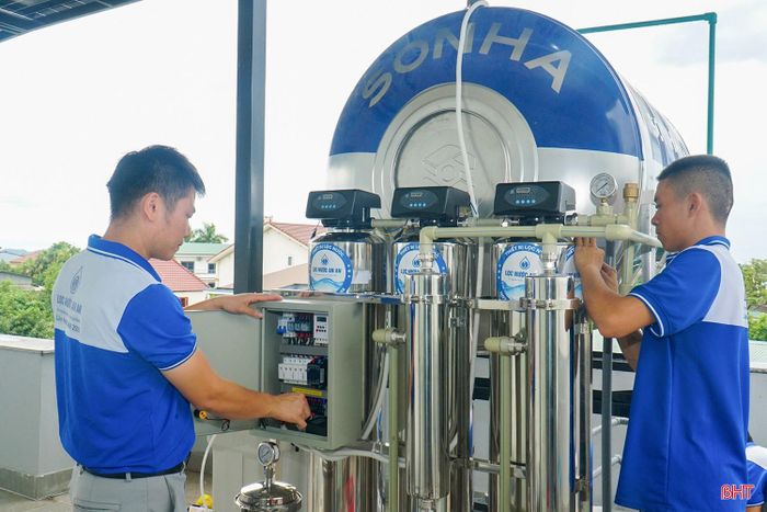 Các kỹ thuật viên của Công ty TNHH Thương mại và dịch vụ An An Water lắp đặt hệ thống lọc nước cho khách hàng.