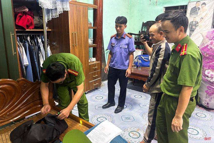 Lực lượng chức năng khám xét nhà ở của Lê Khắc Ngọc.