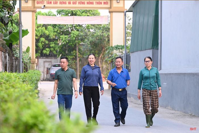 Dù mang trong mình chất độc dioxin nhưng nhiều năm qua ông Nguyễn Văn Thành (thứ 2 từ phải qua) luôn nỗ lực cống hiến xây dựng quê hương.