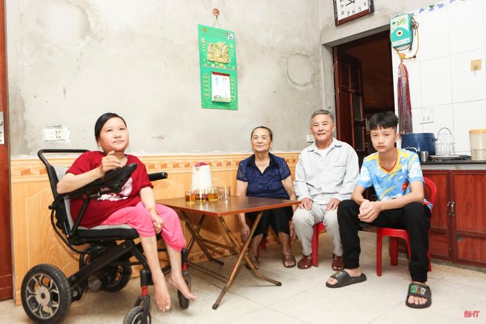 Ông Lê Tiến Thành, bà Lê Thị Mai, con gái là chị Lê Thị Mận và cháu ngoại Lê Gia Huy vượt lên những mất mát để xây dựng mái ấm của mình.