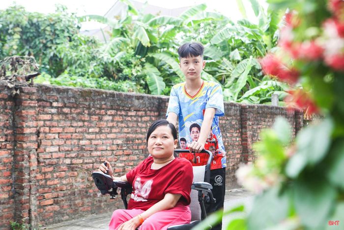 Chị Lê Thị Mận và con trai là cháu Lê Gia Huy.