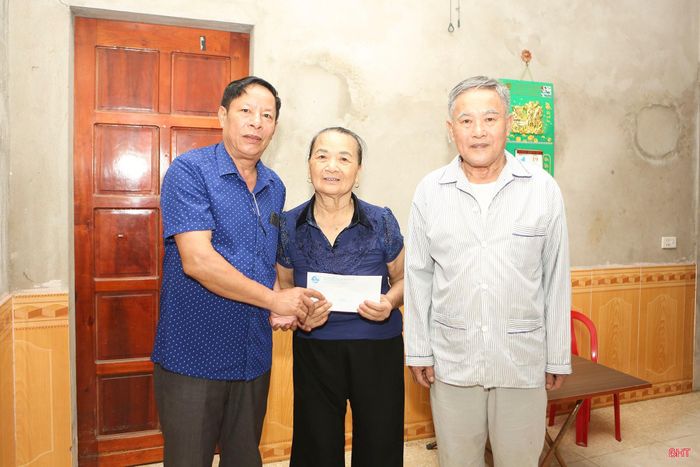 Ông Hồ Trọng Hùng, Chủ tịch Hội Chữ thập đỏ - Bảo trợ xã hội phường Thành Sen tặng quà cho ông Lê Tiến Thành và bà Lê Thị Mai nhân dịp Ngày vì nạn nhân chất độc da cam Việt Nam (10/8).