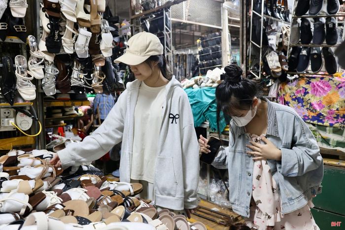 Dép sandal, dép quai hậu, giày thể thao được bày bán với mẫu mã đa dạng.