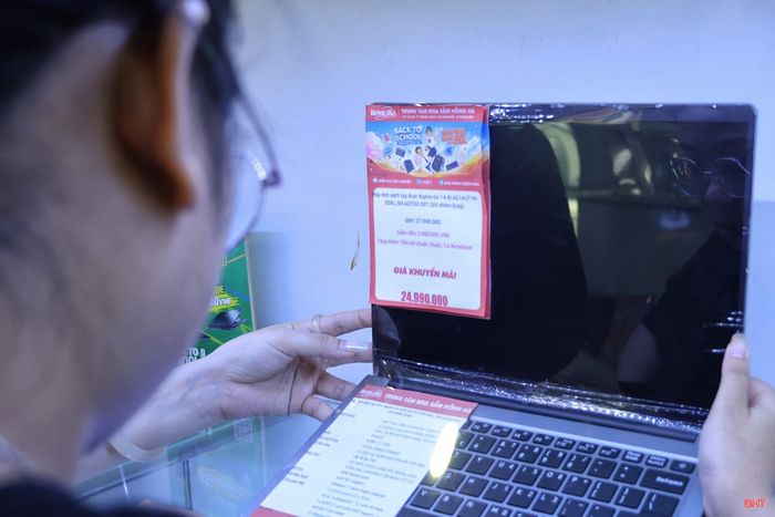 Em Nguyễn Ngọc Linh (xã Cẩm Xuyên) được nhân viên Siêu thị điện máy Hồng Hà tư vấn lựa chọn sản phẩm phù hợp với nhu cầu học tập.