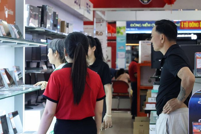 Laptop là một trong những mặt hàng được nhiều phụ huynh quan tâm để mua sắm cho con.