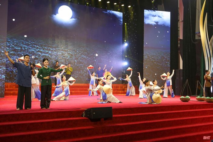 Không gian diễn xướng "Nghiệp nghề câu ví nên duyên" do CLB Dân ca Ví, Giặm xã Nghi Xuân biểu diễn.
