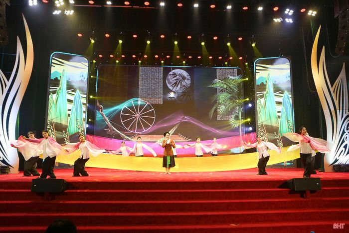 Tiết mục Giặm cổ "Dạy vợ từ thuở mới đưa vợ về" do CLB Dân ca Ví, Giặm xã Tiên Điền thể hiện.