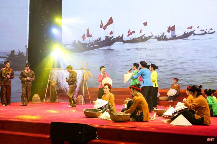 Ông Trần Văn Đệ (xã Đan Hải) và cháu ngoại Nguyễn Trần Quốc Tú hào hứng xem biểu diễn dân ca ví, giặm.