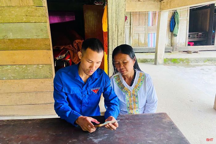 Đoàn viên thanh niên xã Phúc Trạch hướng dẫn bà con dân tộc Chứt sử dụng các ứng dụng số trên điện thoại thông minh.