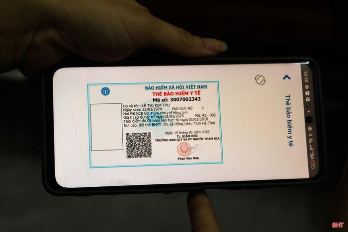 Chị Lê Thị Kim Thu (người áo hồng) hướng dẫn người dân sử dụng các nền tảng số.