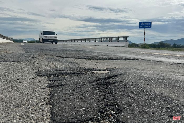 Một số đoạn vạch kẻ đường bị mờ hoặc chưa được kẻ vẽ, phần nhựa bị bong tróc, gồ ghề.